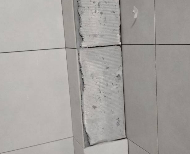 沙依巴克瓷砖空鼓维修公司分享下瓷砖施工前基层浇水润湿程度不足，可能导致以下问题